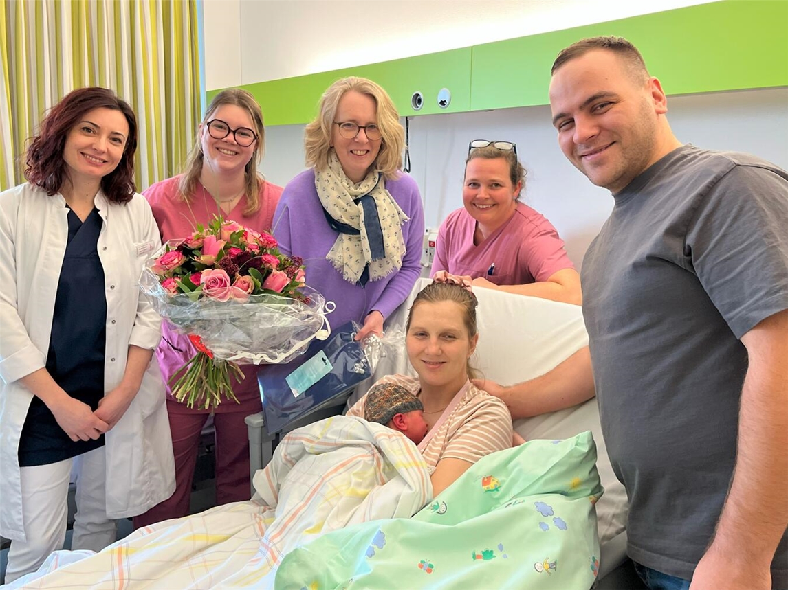 Natalia und Martin Marinov mit Sohn Matteo erhielten zur 1.000. Geburt im St.-Clemens-Hospital Geldern ganz besondere Glückwünsche von Dr. med. Ute Janßen (Mitte), Chefärztin der Klinik für Gynäkologie und Geburtshilfe zusammen mit Oberärztin Donalda Surducki (links) sowie den beiden Hebammen Katharina Leenen (rechts) und Pia Gutsfeld (links) und einen Blumenstrauß sowie einen Geschenkgutschein. Foto: Elwi/St.-Clemens-Hospital