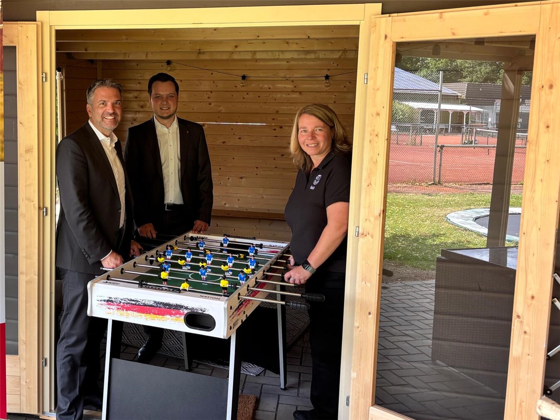 Natalie Hollas, 1. Vorsitzende des TC Sevelen 1980, bedankt sich bei Regionalmarktleiter Patrick Tekock und David Küppers, Sparkassenleiter in Sevelen, die das Projekt begleitet und unterstützt haben. Foto: TC Sevelen 