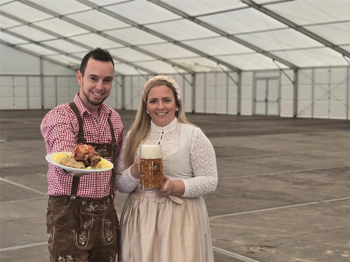 Nathalie Karnau und Daniel Quartier freuen sich auf rund 7.000 Gäste bei den kommenden drei Veranstaltungen am neuen Austragungsort an derTIchelstraße. Noch fehlt es im Festzelt an Interieur, aber es ist ja auch noch reichlich Zeit bis zum Fassanstich. NN-Foto: HF