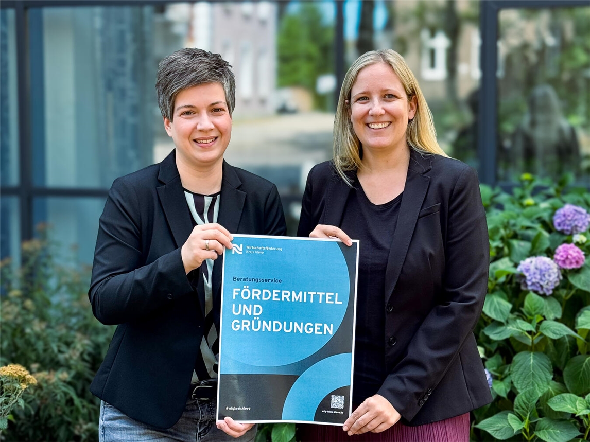 "Nathalie Tekath-Kochs und Irina Janßen freuen sich über Unternehmensfördermittel im Kreis Kleve"