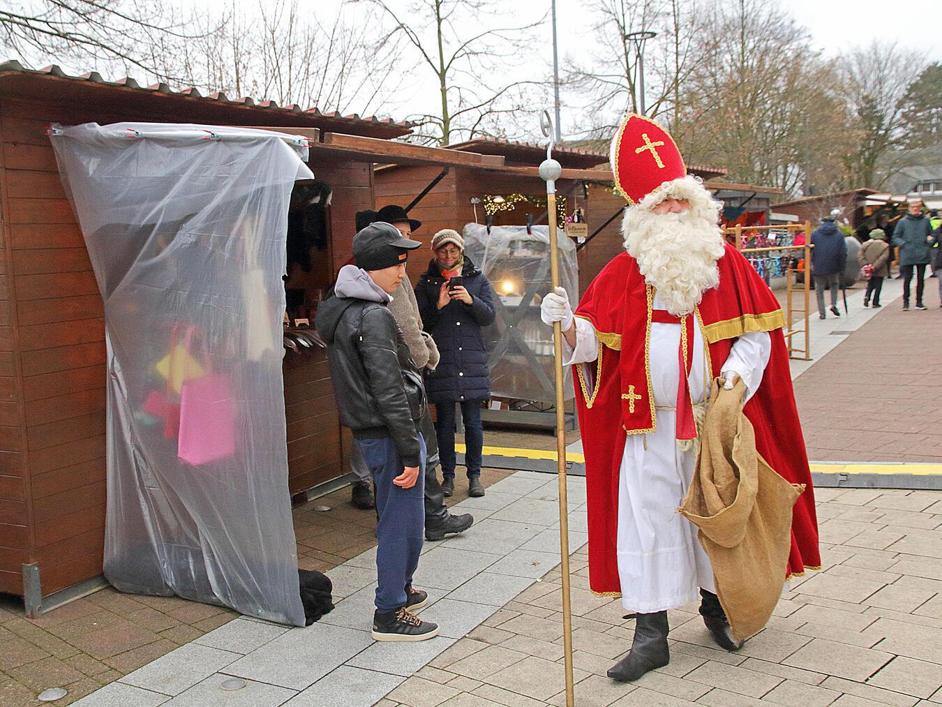 Natürlich darf der Besuch des Nikolauses auch in diesem Jahr nicht fehlen. NN-Fotos (2/Archiv): Theo Leie