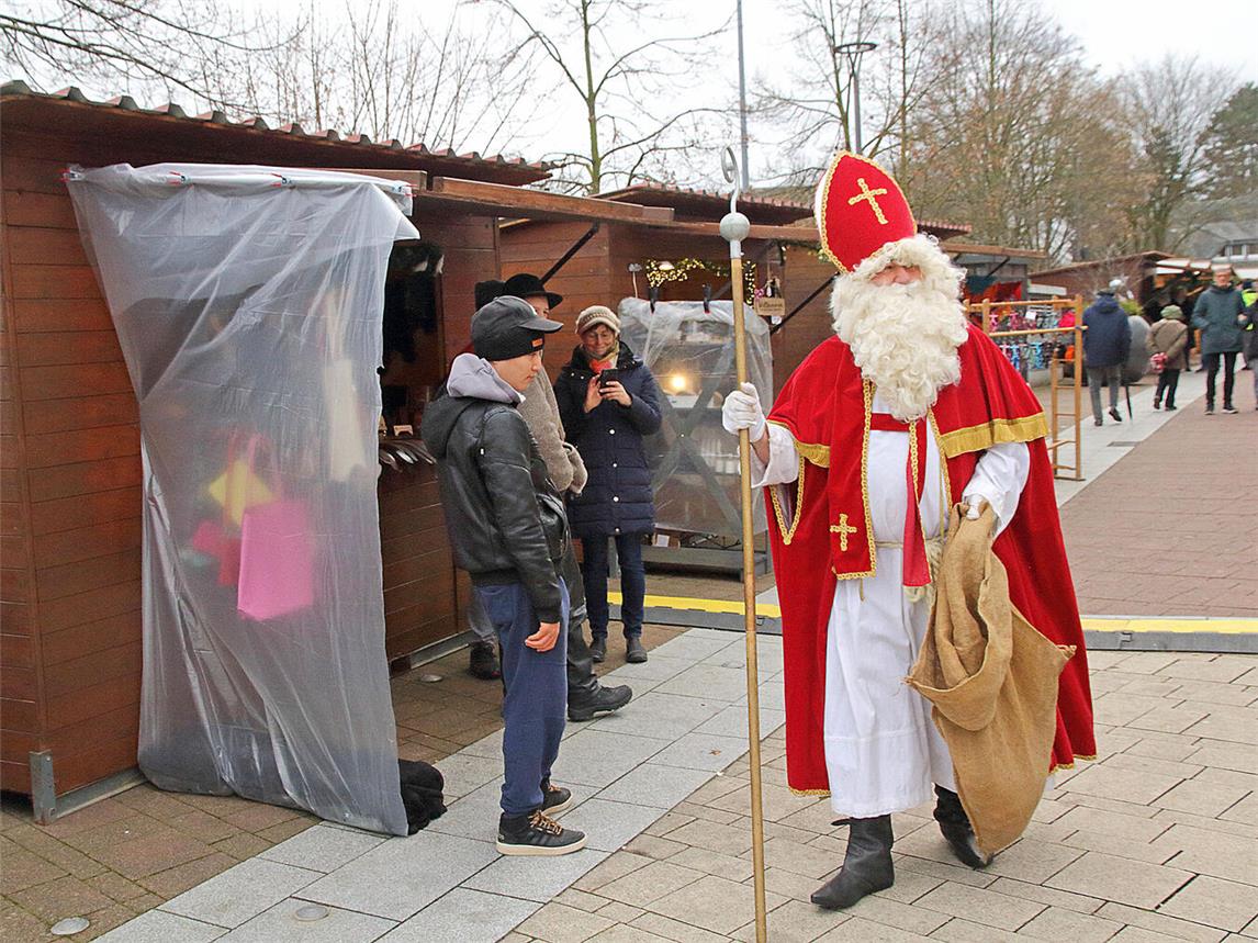 Natürlich darf der Besuch des Nikolauses auch in diesem Jahr nicht fehlen. NN-Fotos (2/Archiv): Theo Leie