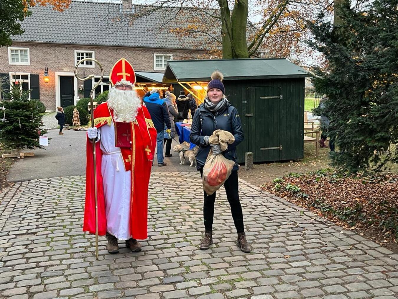 Natürlich hat auch der Nikolaus an allen drei Tagen bei Anbruch der Dunkelheit seinen Besuch angekündigt. Foto: Förderverein St. Antonius alte Kirche Hau 