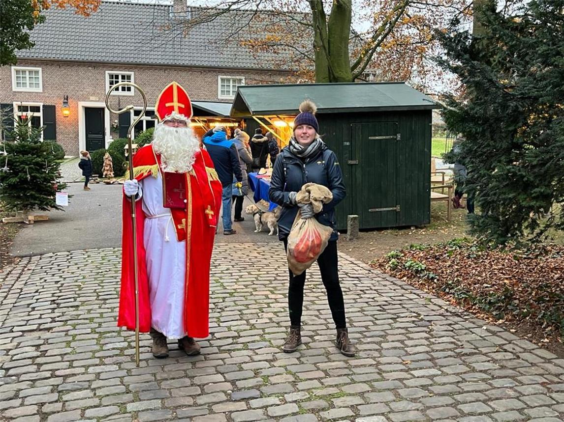 Natürlich hat auch der Nikolaus an allen drei Tagen bei Anbruch der Dunkelheit seinen Besuch angekündigt. Foto: Förderverein St. Antonius alte Kirche Hau 