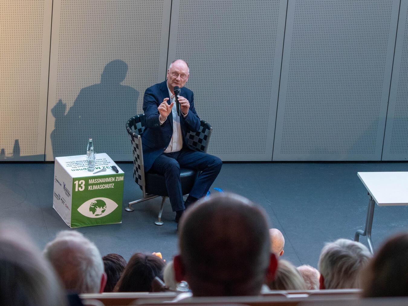 „Der Planet braucht uns nicht, wir aber ihn“ Natürlich neu wirtschaften – darüber sprach Sven Plöger in seinem Vortrag. Foto: Florian Gaisrucker/HSRW