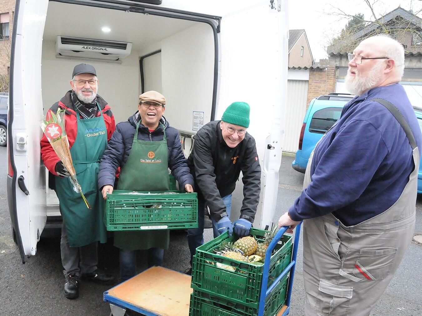 Natürlich war sich Pater Devis nicht zu schade, ebenso wie die beiden Tafel-Kollegen Kurt Pleines (l.) und Klaus Tobias anzupacken.