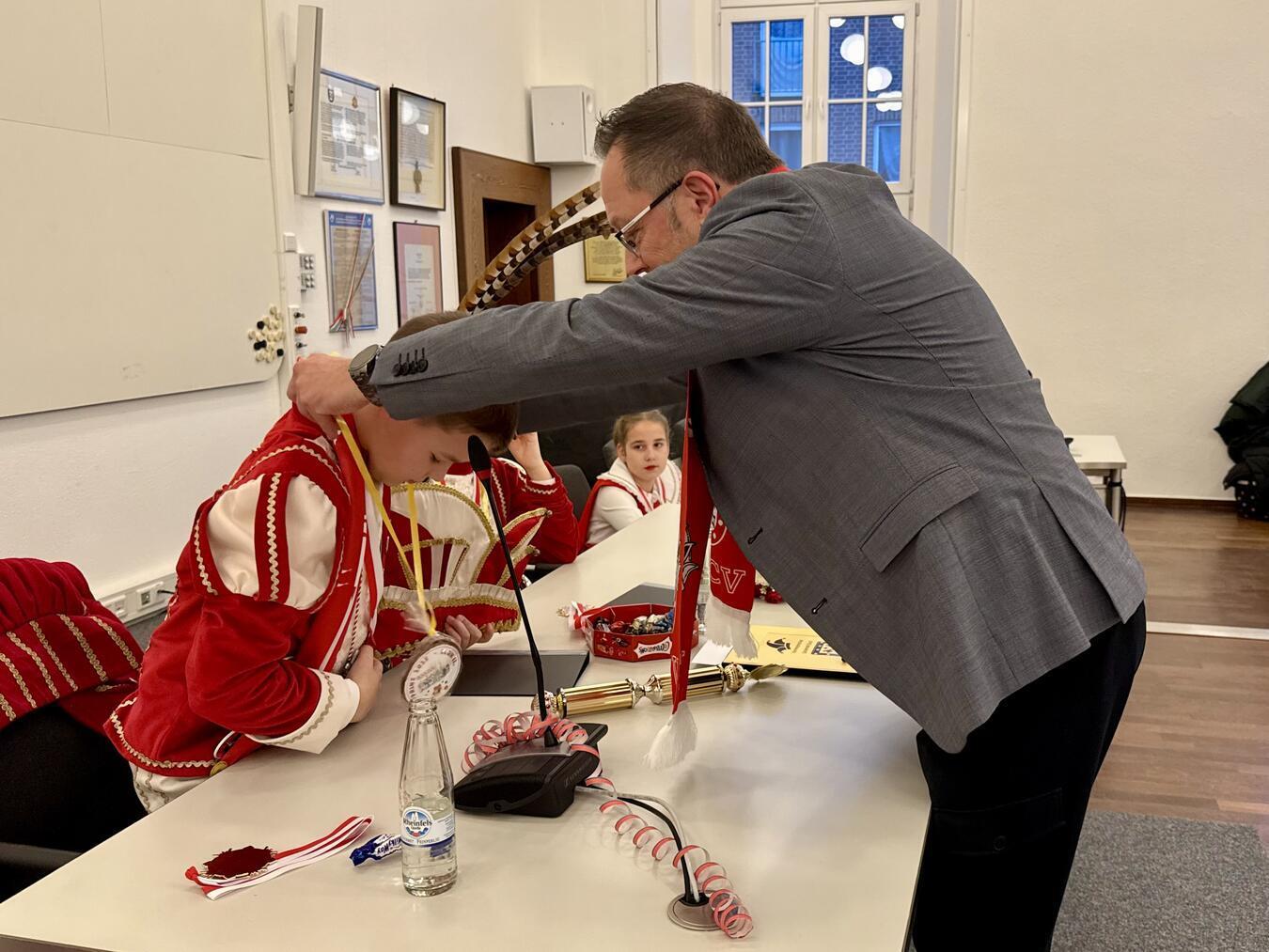Natürlich wurden auch Orden verleiht – vom Xantener Bürgermeister Thomas Görtz gab es einen aus Schokolade. NN-Foto SP