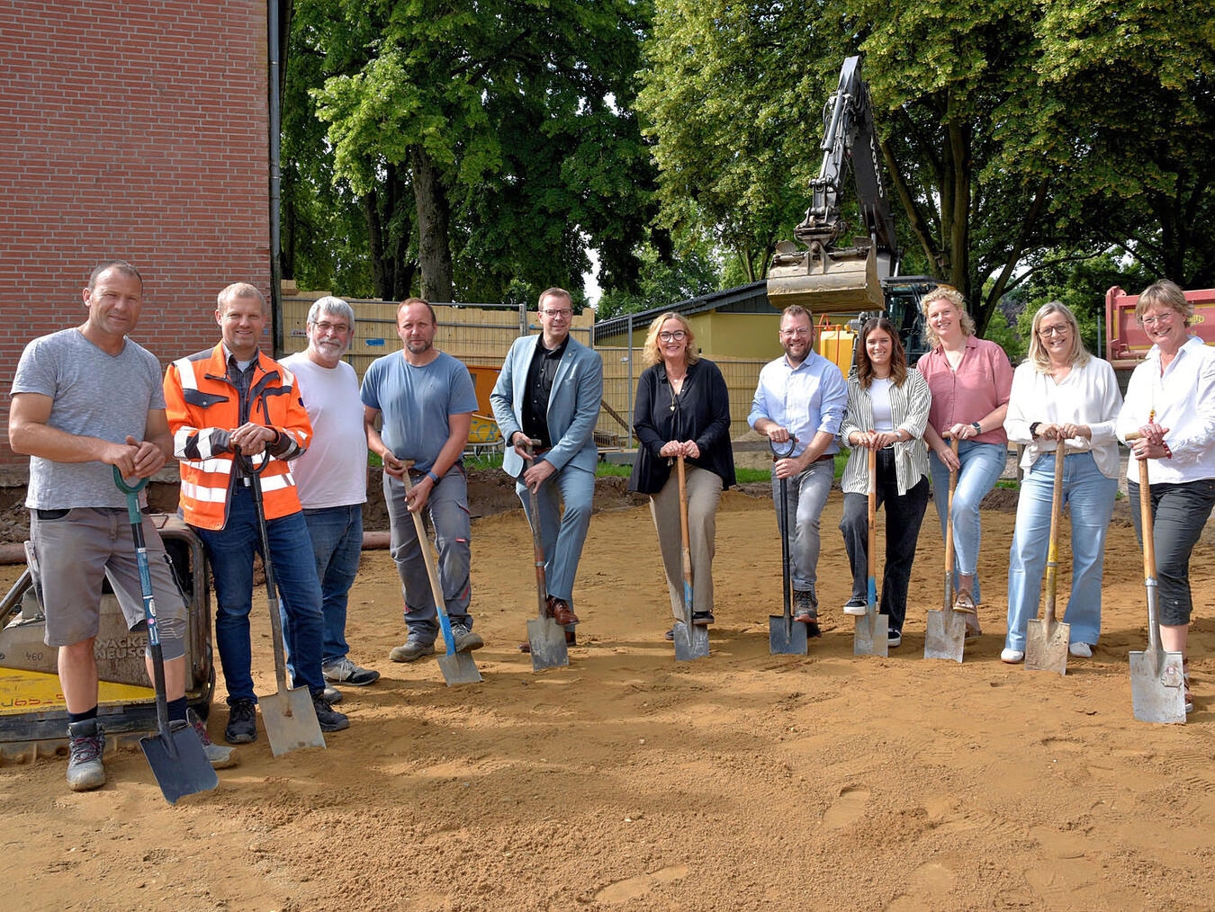 "Spatenstich Schule mit Bürgermeister Stephan Reinders und Gemeindevertretern, NN-Foto Rüdiger Dehnen"