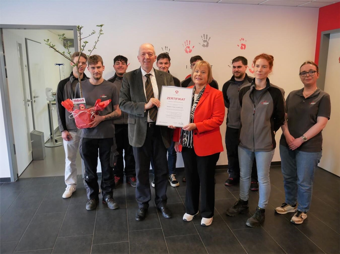 Neben dem Zertifikat gab es auch ein Apfelbäumchen - als Symbol für die gedeihende Nachwuchsarbeit. Foto: Agentur für Arbeit Wesel