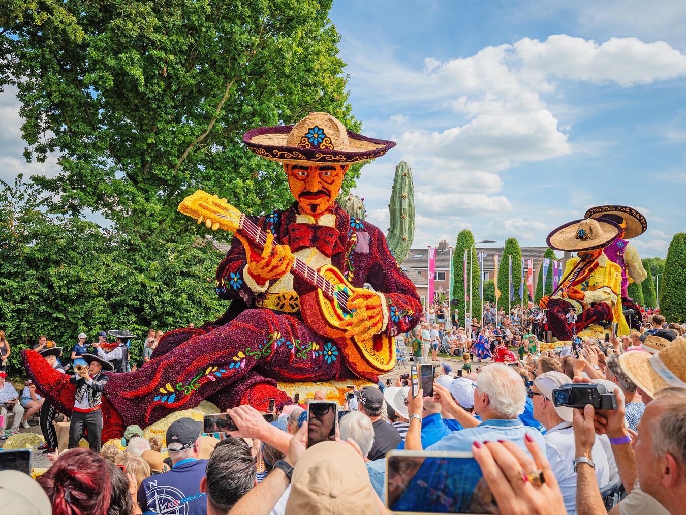 Farbenfrohe Kunstwerke in Sint Jansklooster "Dahlienwagen und Rahmenprogramm beim Fest, Foto von Wilko Visscher"