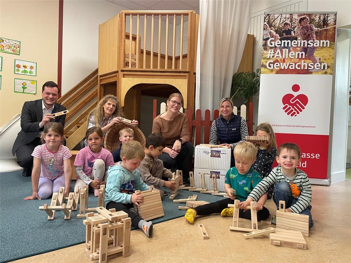 Neben den Kindern nutzten auch David Küppers (Leitung Sparkassenfiliale in Sevelen), Magret Huber (Leitung St. Antonius Kindergarten), sowie Verena Saers und Katharina Krekeler vom Förderverein St. Antonius, die Gelegenheit, das neue Spielmaterial gleich selbst auszuprobieren. Foto: privat