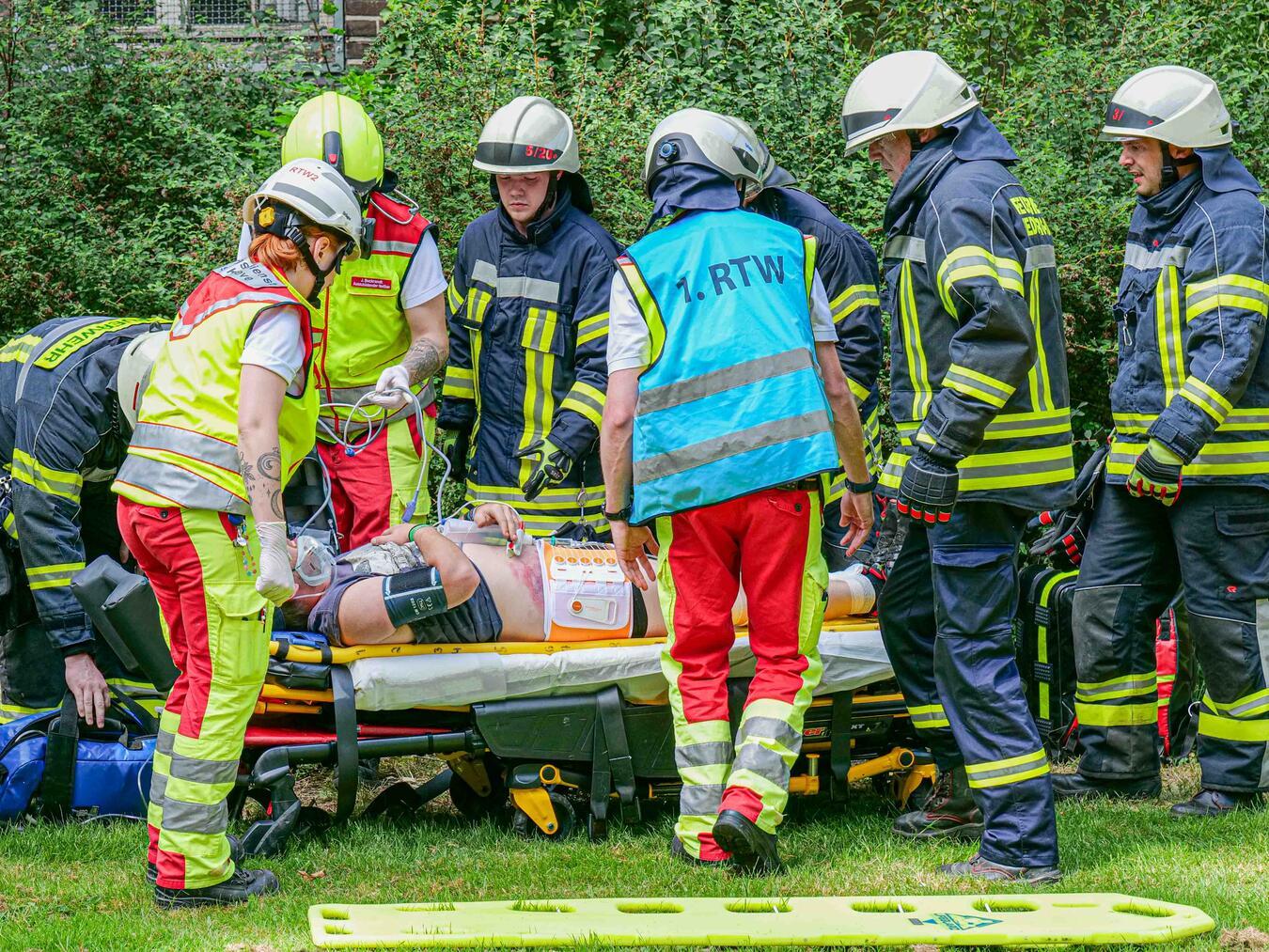 Neben der Brandbekämpfung mussten elf Verletzte aus dem Gebäude gerettet und erstversorgt werden. Foto: Alfred Derks