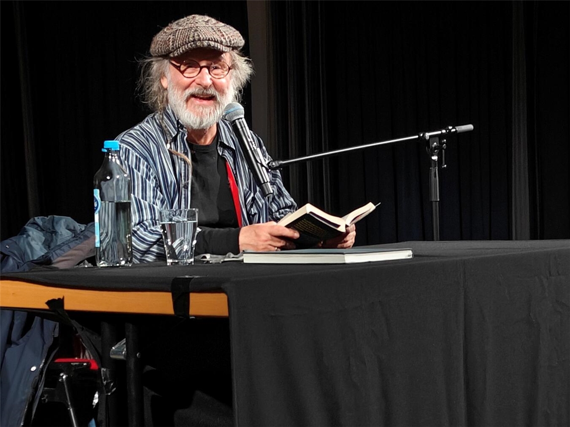 Neben der Krimi-Stimmung gab es dank der Erzählweise von Klaus-Peter Wolf auch erheiternde Momente während der Lesung. Foto: Stadt Rees