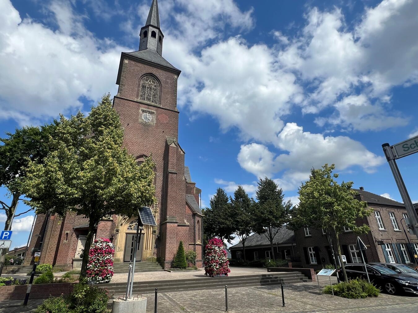 Neben der St.-Martin-Kirche in Wankum ist die Dorfstube in der alten Kaplanei zu finden. Der Geschichtskreis Wankum übernahm das Gebäude im Jahr 2007 und führte es in seinen ursprünglichen Zustand zurück. Heute dient das Haus als Dorfstube für die Unterbringung des Dorfarchivs, des Heimatmuseums und eines kulturellen Kommunikationszentrums.NN-Fotos: Andrea Kempkens