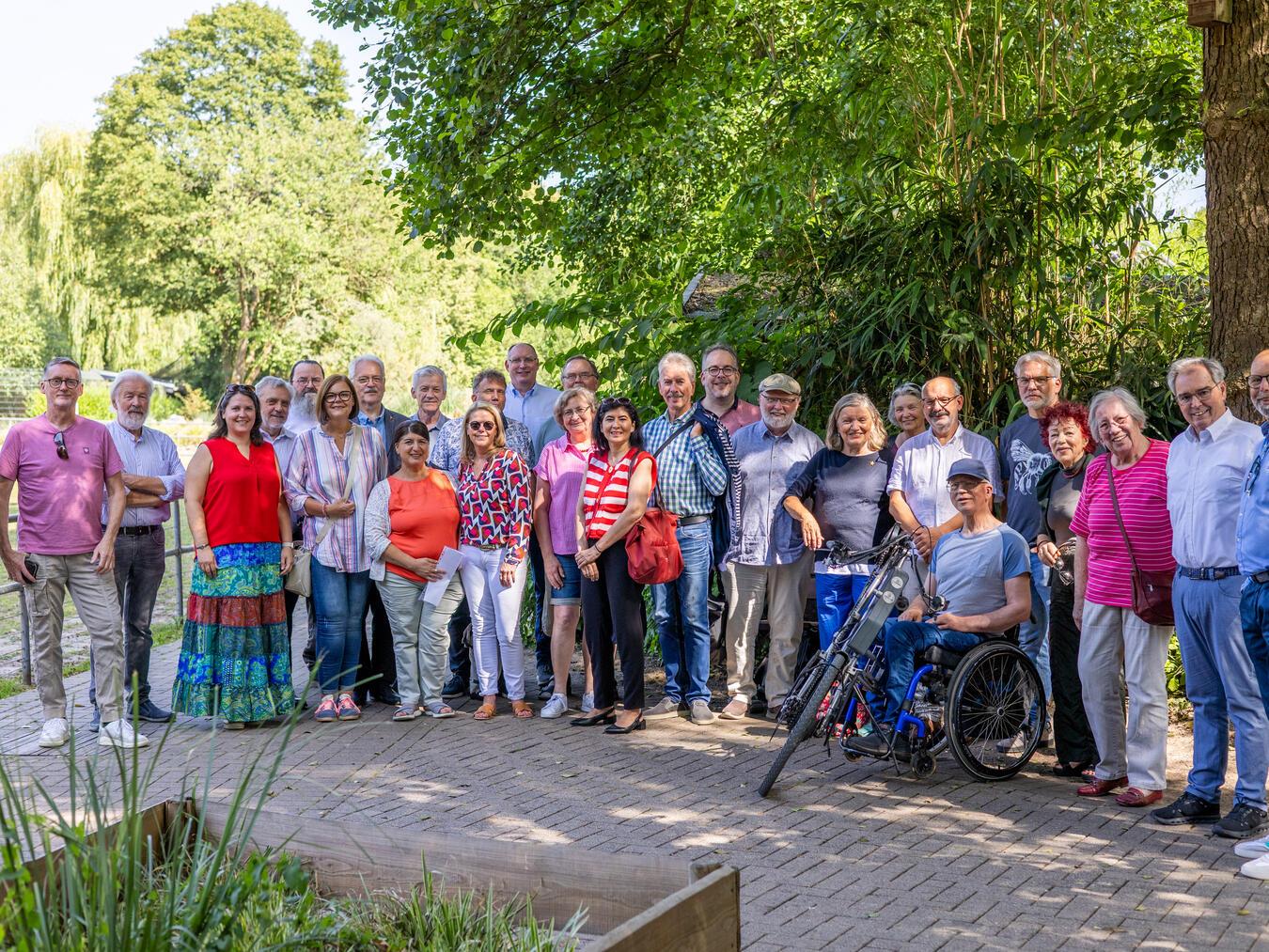 Klever Lokalpolitik besucht Bienen-Haus Neben einer symbolischen Urkunde sowie einem Glas Honig aus der Produktion des Imkervereins Kleve-Kellen erhielten die Politiker die Gelegenheit, das Bienen-Haus im Klever Tiergarten zu besuchen. Foto: Stadt Kleve