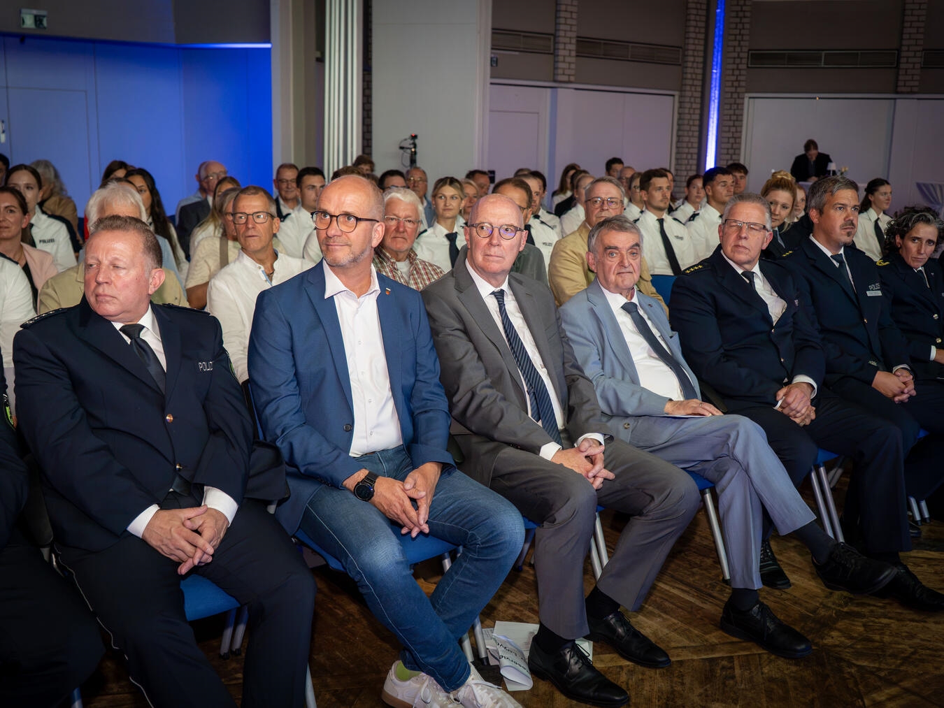 Opferschutz im Kreis Kleve ausgezeichnet "Innenminister Herbert Reul mit Polizisten bei Veranstaltung in Goch, Landrat Christoph Gerwers und Bürgermeister Stephan Luyven anwesend"