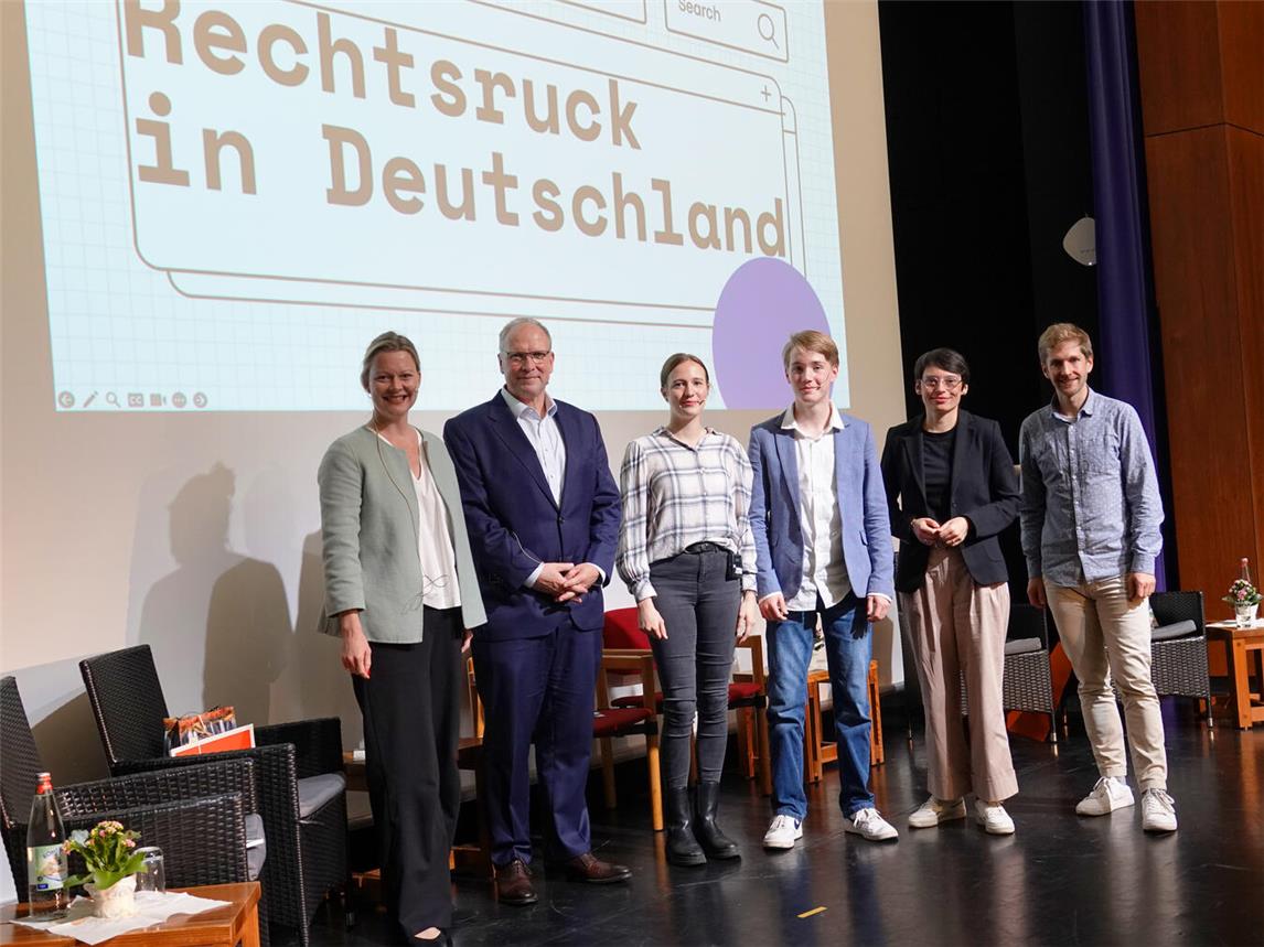Nele Lanz und Sam van der Rijt (Mitte, beide Liebfrauenschule) diskutieren mit ihren Gästen über den politischen Wandel nach rechts. Foto: Ewald Hülk / Liebfrauenschule