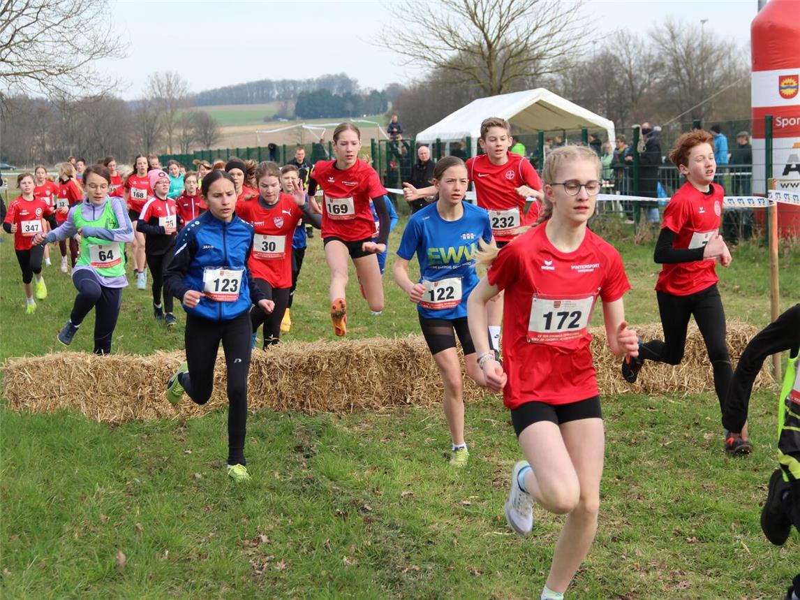 Nele Schäfer (Startnummer 172 in 2024) kann mit einem Sieg noch die führenden Läuferinnen im Jahrgang 2011 abfangen und den Gesamtsieg im Cross Cup holen. Foto: SV Sonsbeck/Leichtathletik