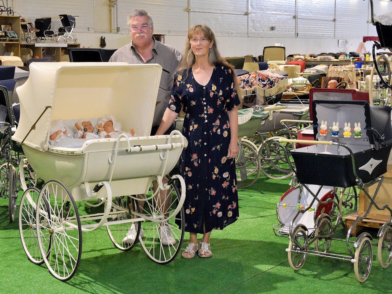 "Nelly und Rob Sloep mit Sammlungsstück, NN-Foto von Rüdiger Dehnen, Kunstsammlung, seltene Exponate"