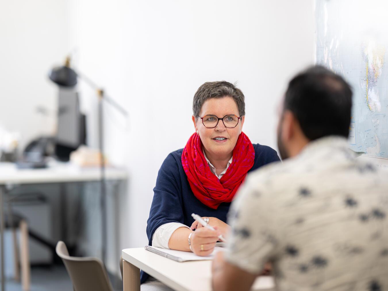 Netzwerken, Hilfe anbieten, Brücken bauen – die Aufgaben von Gudrun Blumenkemper sind vielfältig.Foto: Bischöfliche Pressestelle / Thomas Mohn