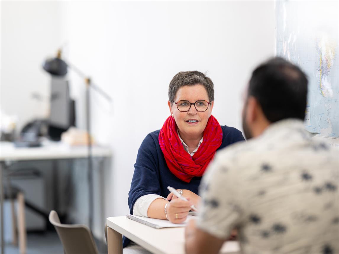 Netzwerken, Hilfe anbieten, Brücken bauen – die Aufgaben von Gudrun Blumenkemper sind vielfältig.Foto: Bischöfliche Pressestelle / Thomas Mohn