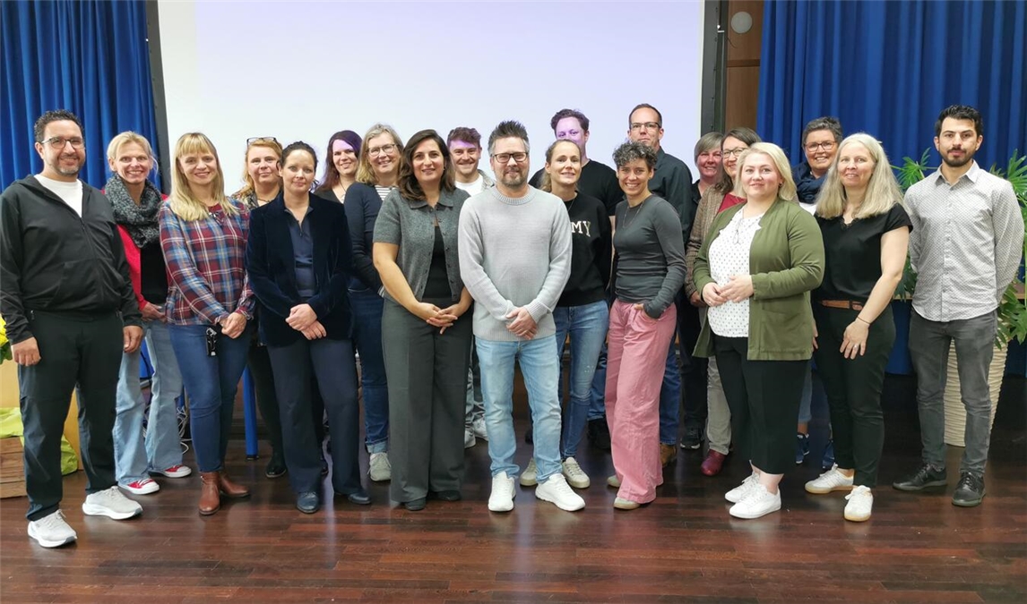 Netzwerktreffen in Straelen (v.l.): Rachid Oulfil und Saskia Elders (KIM), Melanie Schwemin (Jobcenter Straelen), Nicole Berson (SOS Kinderdorf), Saskia Croonenbroeck (Gemeinde Weeze), Patricia Welling (Jobcenter), Katja Doedter (BBZ Geldern), Aygül Nokta (KIM), Julien Piron (Niederrheinische IHK), Thorsten Stern und Natascha Meurs (Jugendberufsagentur Stadt Kevelaer), Fabian Fengler (Gemeinde Kerken), Michal Kramer (Niederrheinische IHK), Marcus Trappe (Agrobusiness Niederrhein), Meike Mevißen (Berufskolleg Geldern), Anne van Rennings (Lei.la), Valentina Janzen und Gudrun Blumenkemper (Caritas-Verband), Steffi Hammel (Kreissportbund) und Aree Sadoon (KIM).Foto: Agrobusiness Niederrhein