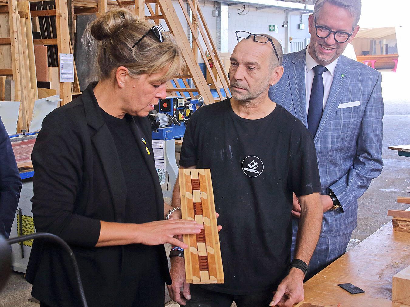 Neubaur in der Schreinerei. NN-Fotos: Theo Leie