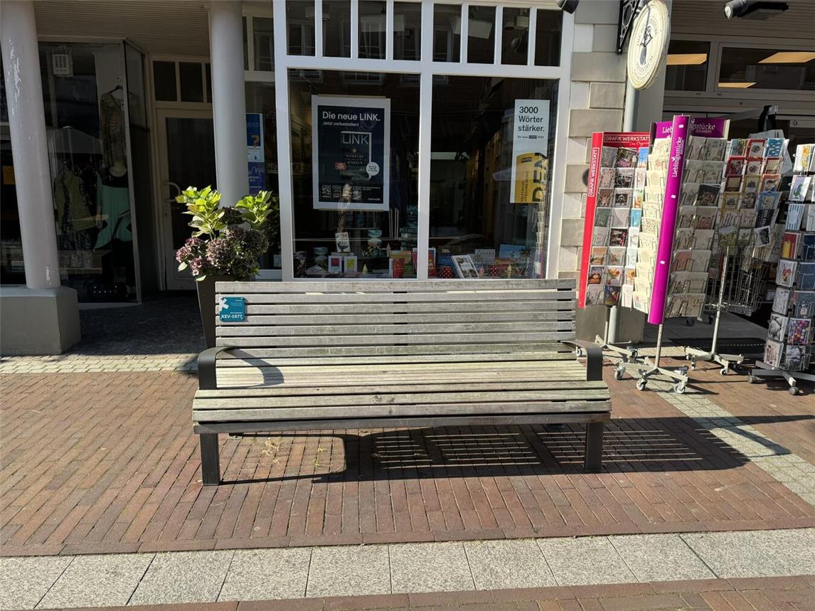 Neue Bänke werden auch an der Busankunft aufgestellt. Foto: © Wallfahrtsstadt Kevelaer 