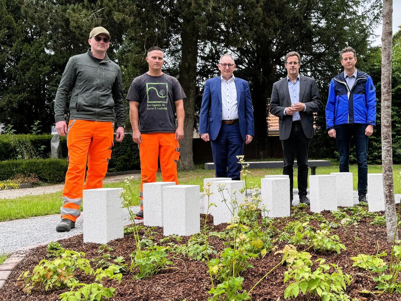 Neue Felder für eine naturnahe Bestattung gibt es jetzt auf dem Friedhof am Westring: (v. li.) Maik Menting und Christian Rütter (Bauhofbetrieb der Stadt Rees), Bürgermeister Sebastian Hense, Frank Postulart (Fachbereichsleiter Ordnungsamt) und Björn Jansen (Friedhofsverwaltung). Foto: Stadt Rees