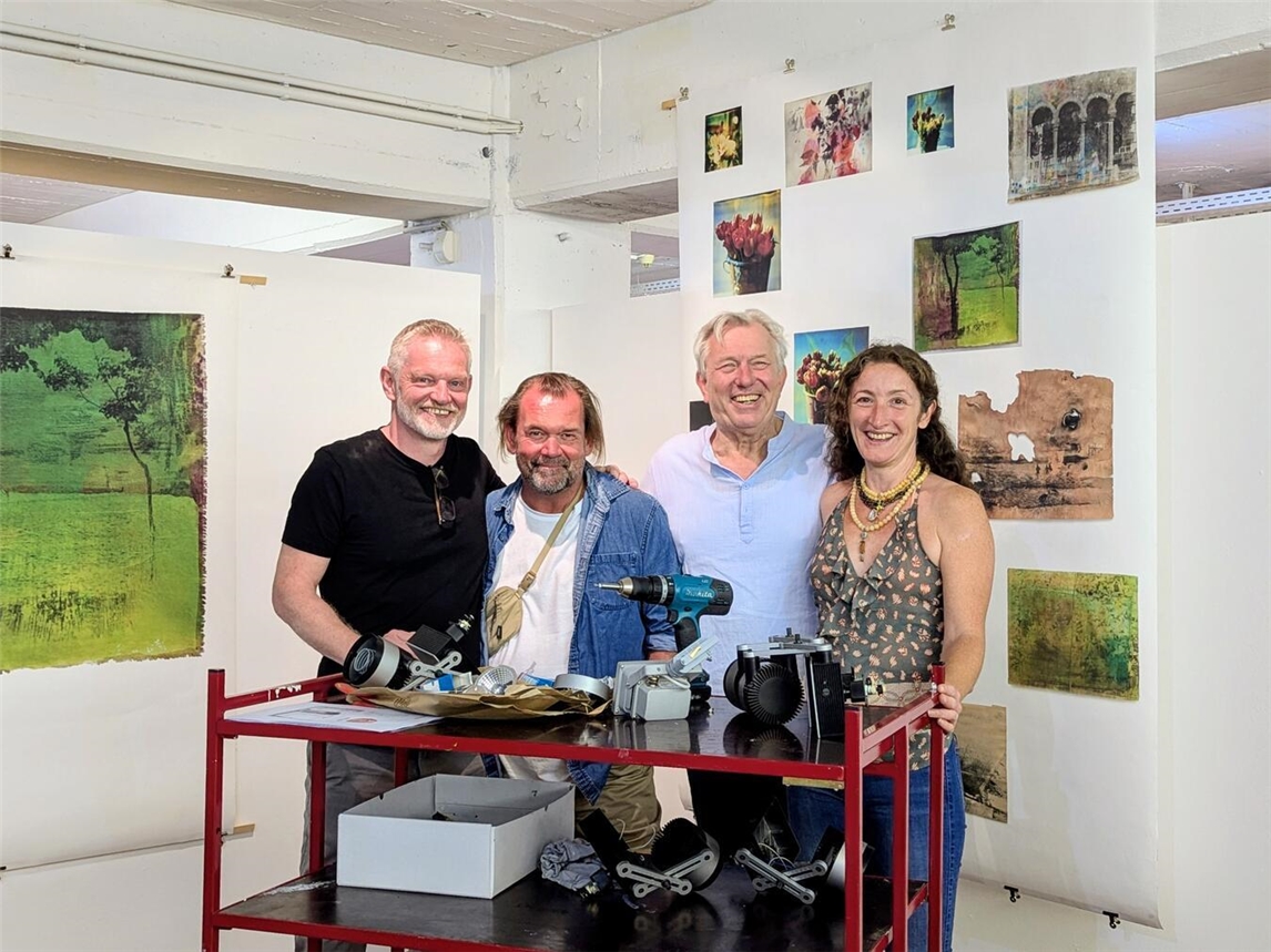 Neue Kunst im Pan wird durch sie lebendig: vl. Arnd Schäfer (Galerie Grevy), Sven Nowak (Kunstnavigation), Reimund Sluyterman (PAN), Julia Giesers (Kunstnavigation). NN-Foto: J. Kurschatke