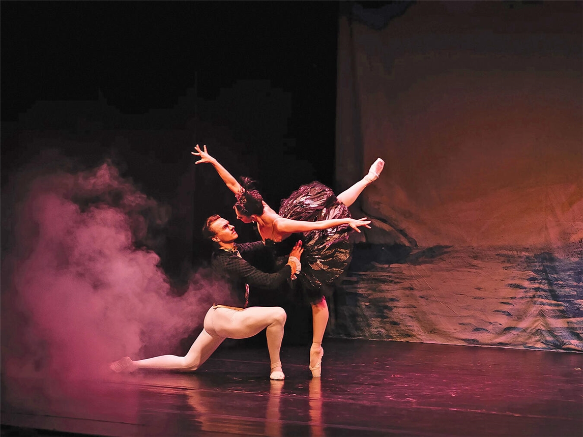 Neue Schwanensee-Fassung gastiert am Sonntag, 22. März um 15 und um 20 Uhr, in der Stadthalle Kamp-Lintfort. Foto: privat