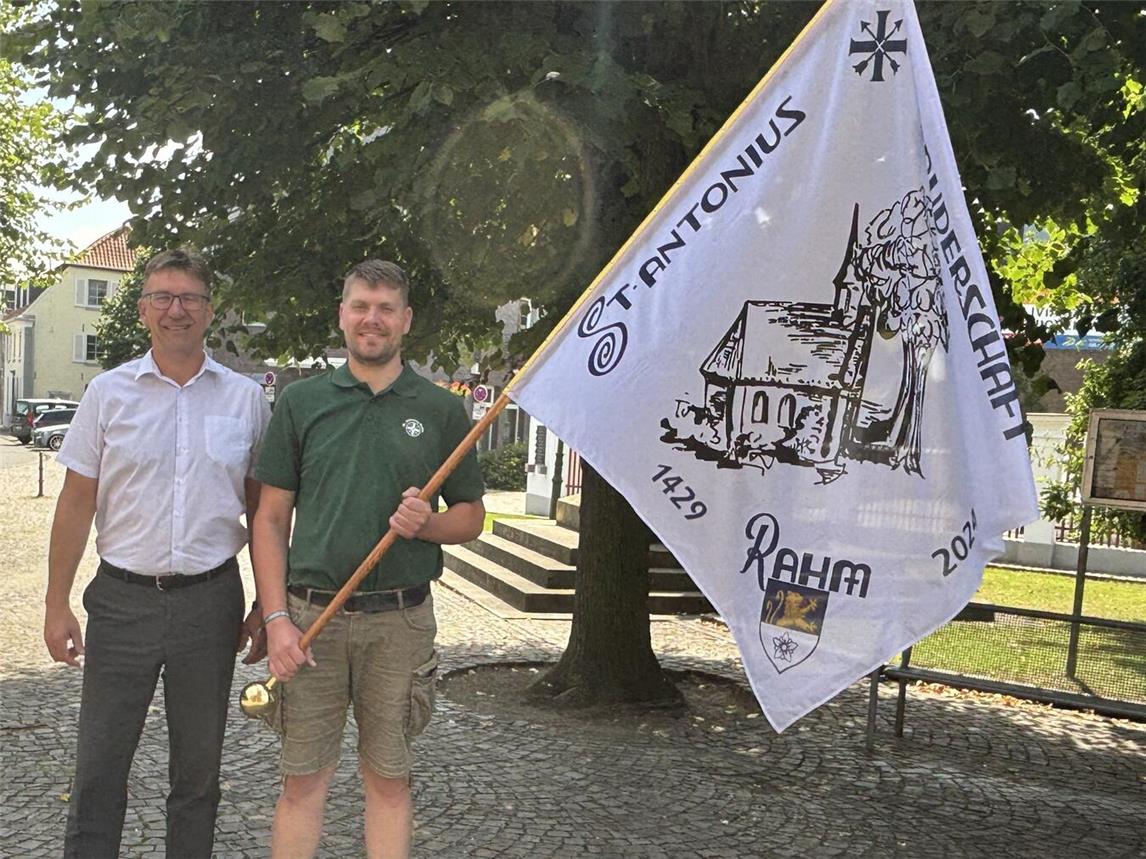 Neue Schwenkfahne für die Bruderschaft Rahm: Geschäftsstellenleiter Heinz-Willi Keßel von der Volksbank und Markus Steger, Fahnenschwerker der Bruderschaft Rahm.Foto: Volksbank