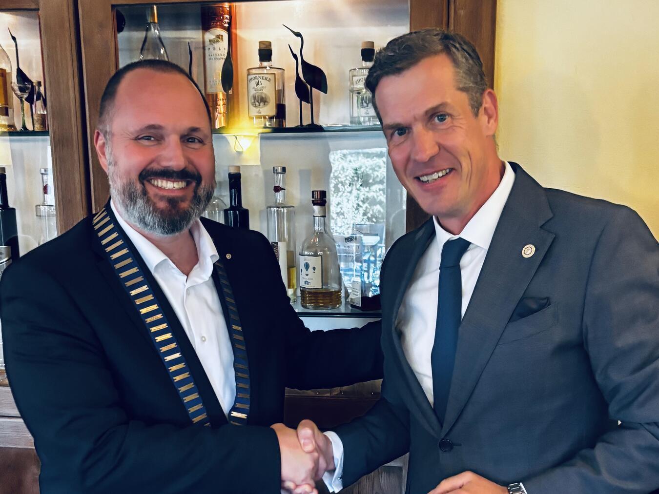 Neuer und alter Präsident: Carsten Moser (l.) übernimmt die rotarische Amtskette von Sascha Tück. Foto: RC Emmerich-Rees