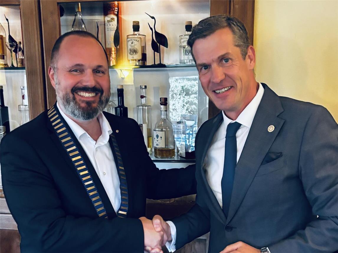 Neuer und alter Präsident: Carsten Moser (l.) übernimmt die rotarische Amtskette von Sascha Tück. Foto: RC Emmerich-Rees