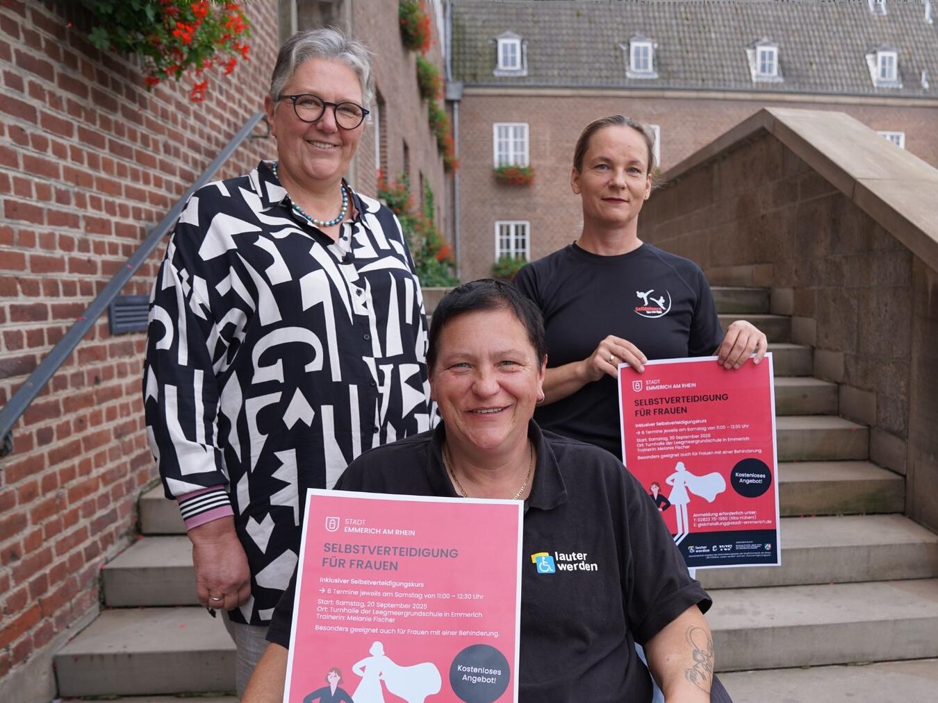 Neues Angebot in Emmerich: Rita Hübers, Corina Grieger und Melanie Fischer (v. l.) freuen sich, den Selbstverteidigungskurs durchführen zu können. Foto: Stadt Emmerich