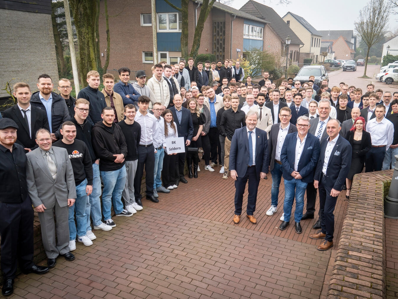 Neun Junggesellinnen und 123 Junggesellen feierten im Bürgerhaus in Uedem. NN-Foto: Gerhard Seybert