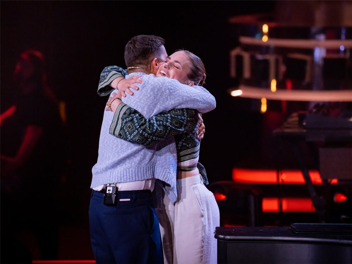 Nicht nur Anne Mosters freute sich am Freitagabend im TV, dass sie Nico Santos von sich überzeugen konnte. Auch der Sänger wollte die Alpenerin unbedingt in seinem Team haben. Foto: Joyn/ Claudius Pflug 