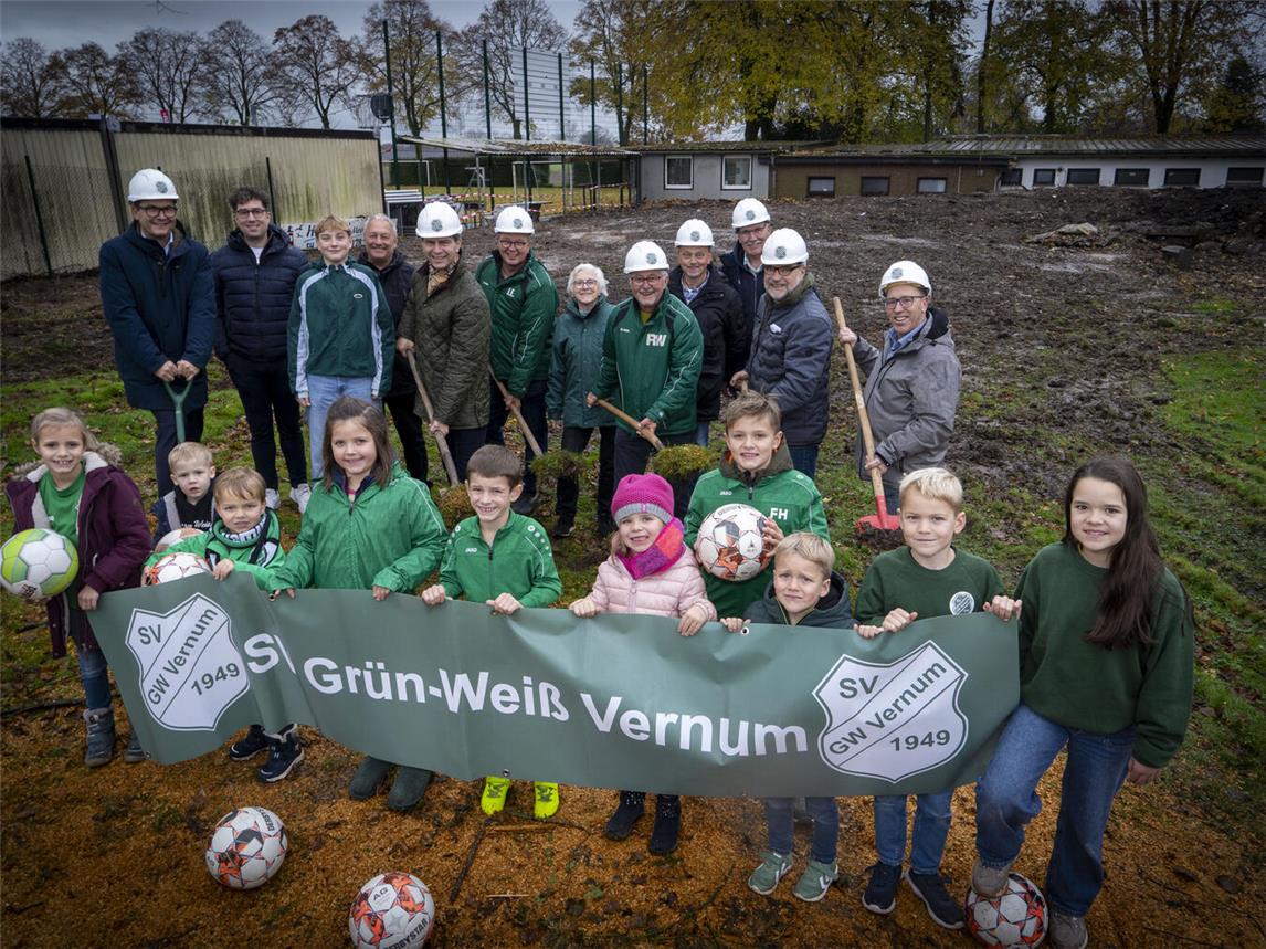 Nicht nur die kleinen, jungen Sportler von Grün-Weiß freuen sich, dass die Arbeiten für den GWV-Neubau begonnen haben. Beim Spatenstich mit dabei waren unter anderem auch Bürgermeister Sven Kaiser (hinten links), Stephan Wolters (MdL, hinten 5.v.l.), Sportausschuss-Vorsitzender Axel Heinitz (hinten, 2.v.r.) und Vernums Ortsbürgermeister Norbert Clancett (hinten rechts).Foto: Stadt Geldern/Seybert