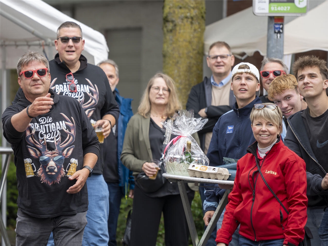 "Gruppentreffen im Freien, fröhliche Menschen genießen gemeinsame Zeit, beliebte Veranstaltung für Gemeinschaft und Zusammenkunft"