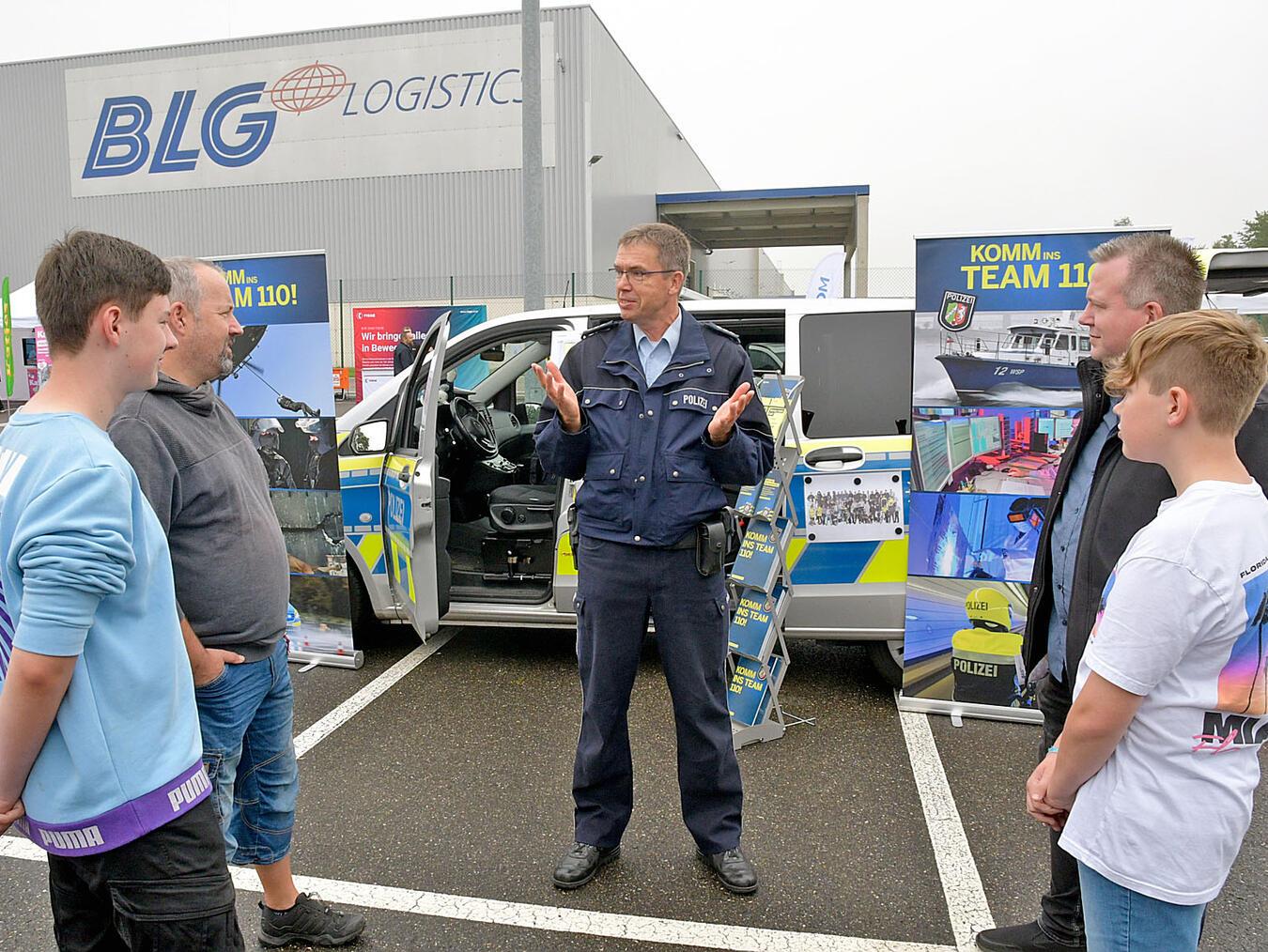 60 Aussteller bei der „Job4All“ in Emmerich Nicht nur Unternehmen, auch die Bundespolizei stellt sich auf der „Job4All“ vor. NN-Foto: RD (Archiv)