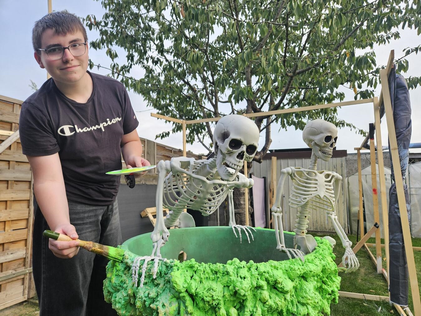 "Nico Breitenstein gestaltet Halloween-Deko, kreativ und thematisch passend. NN-Foto: vs"