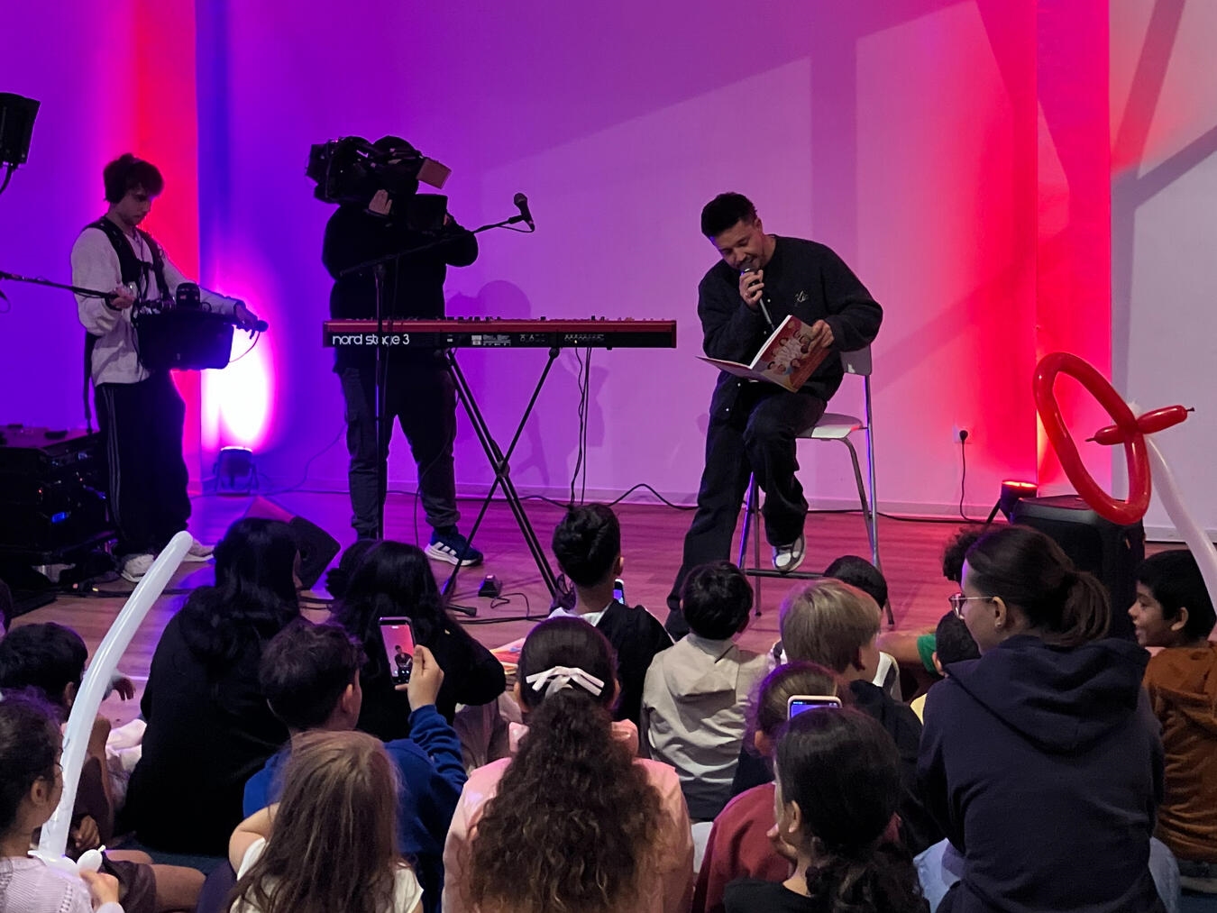 "Nico Santos liest aus 'Mutich! – Mut hat viele Gesichter' vor, Bofrost-Event, persönliche Geschichte, Lesung"
