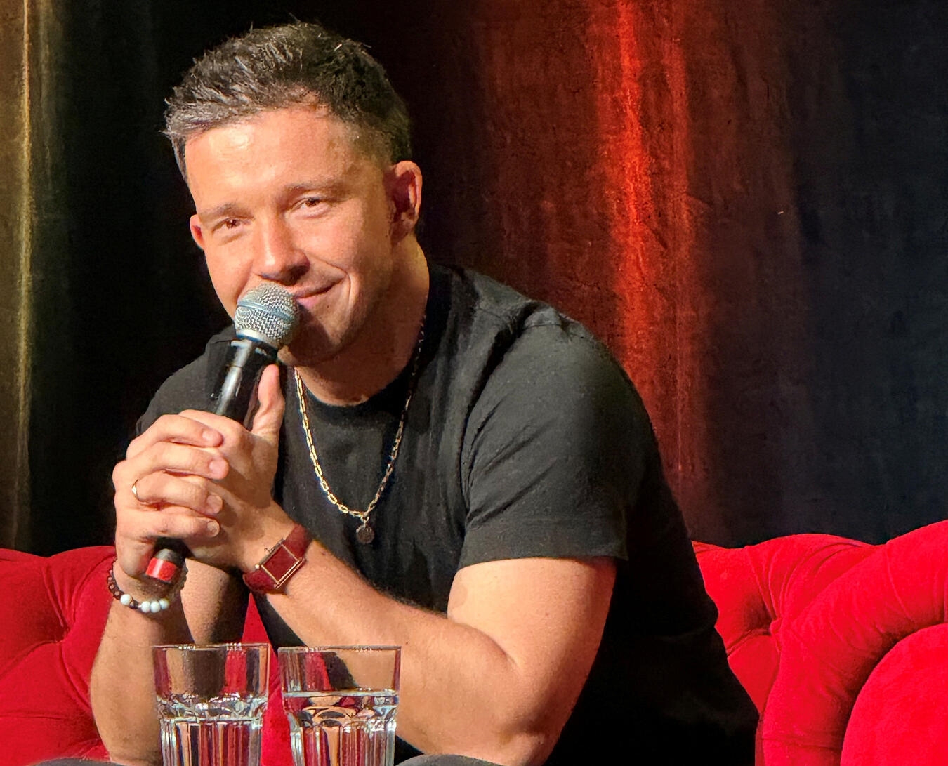 Nico Santos präsentiert neue Songs im Savoy-Theater Düsseldorf während seiner Arena-Tour.