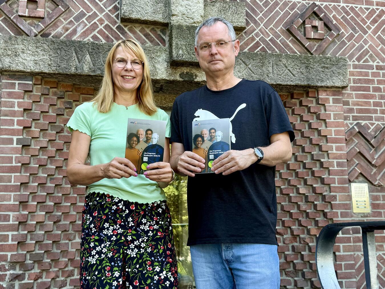 Nicole Bobek und Jens Korfkamp von der Volkshochschule stellten das neue Programm vor. NN-Foto: SP