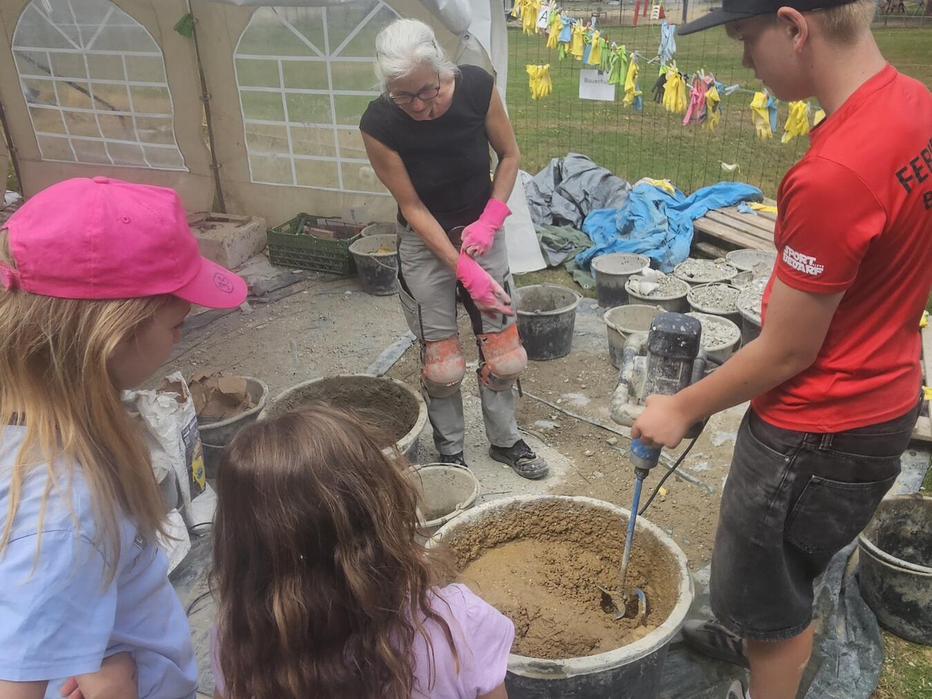 Nicole Peters weiß, welche Konsistenz die Masse benötigt. NN-Foto: vs