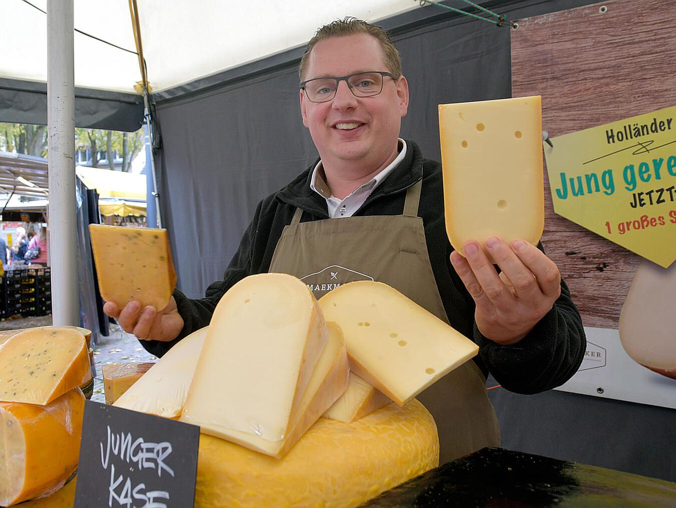 Niederländische Händler bieten auf dem Rheinfest neben Käse auch Gemüse und Blumen. NN-Foto (Archiv): Rüdiger Dehnen