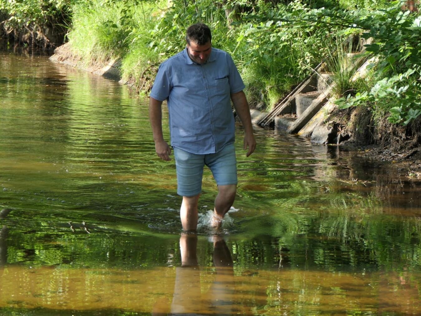 Ein Mann läuft durch einen Fluss