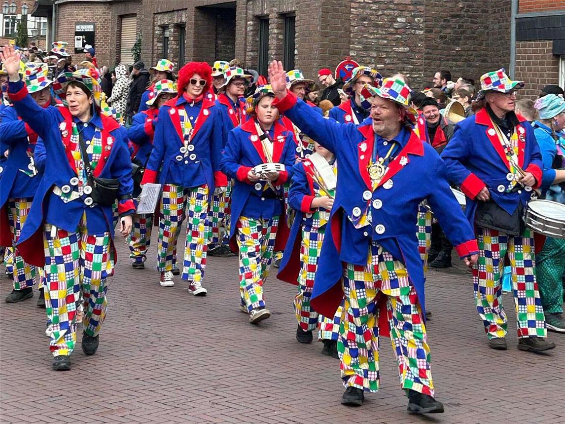 Nieukerk Helau! Am Sonntag, 2. März, setzt sich der Karnevalszug um 14.11 Uhr in Bewegung.NN-Foto: Archiv Theo Leie
