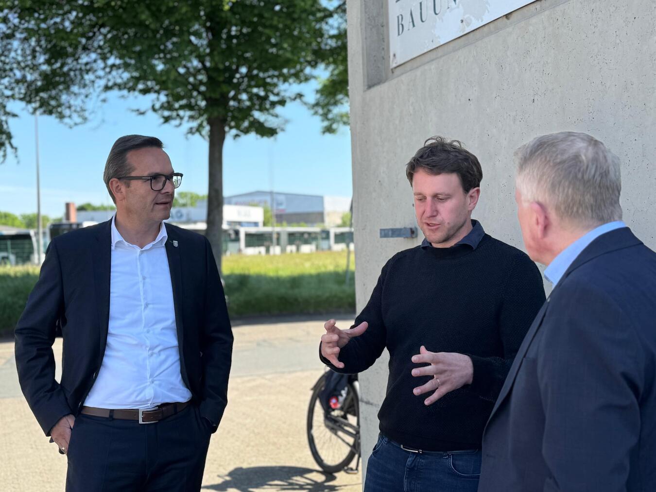 Niklas Elsemann (M.) berichtet Bürgermeister Sven Kaiser (l.) und Wirtschaftsförderer Guido Ingenbleek (r.) über aktuelle Themen der Baubranche.Foto: Stadt Geldern/Gossens