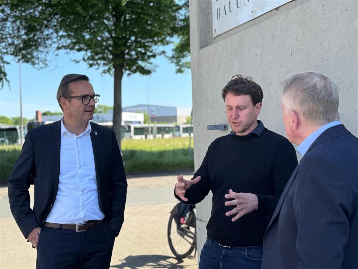 Niklas Elsemann (M.) berichtet Bürgermeister Sven Kaiser (l.) und Wirtschaftsförderer Guido Ingenbleek (r.) über aktuelle Themen der Baubranche.Foto: Stadt Geldern/Gossens